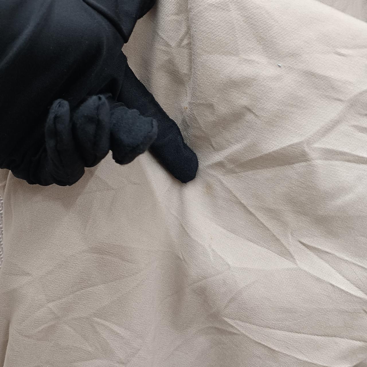 右袖部分に汚れがございます。