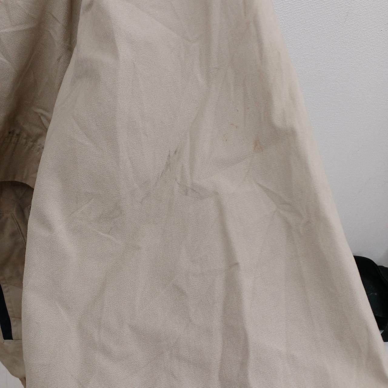 左袖部分に汚れがございます。