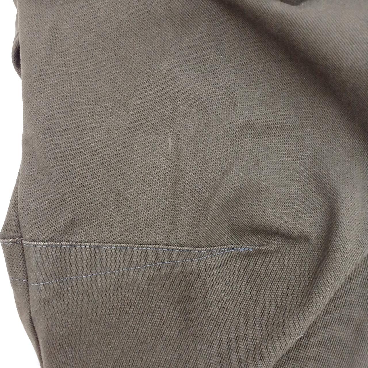 右足後ろに色褪せあり