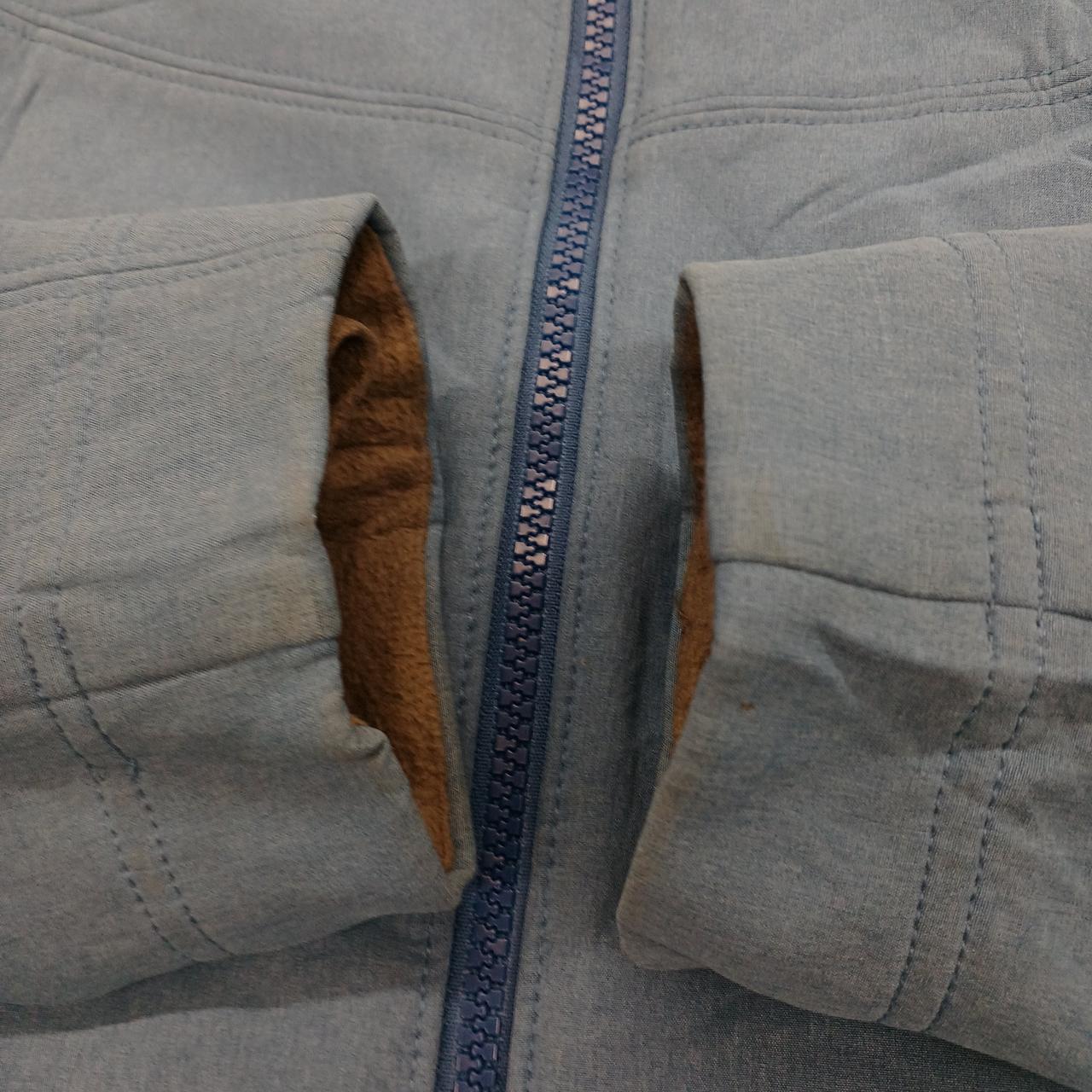 袖口に汚れあり