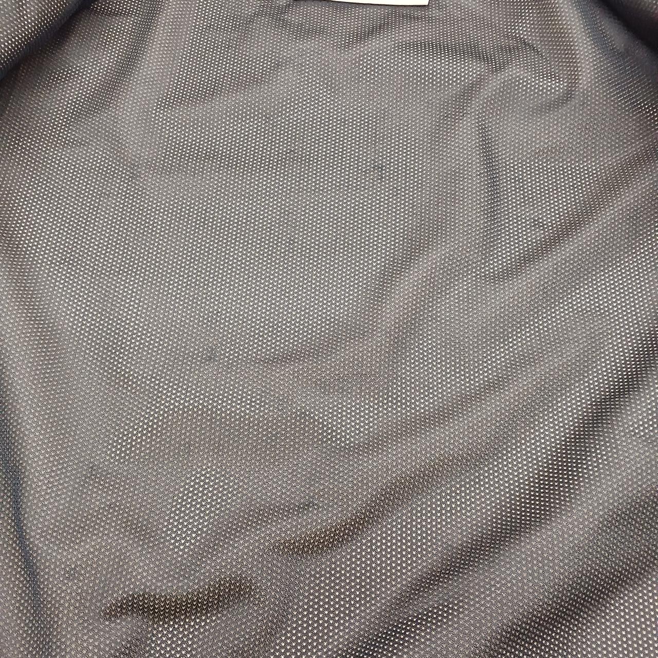 メッシュにシミ汚れあり