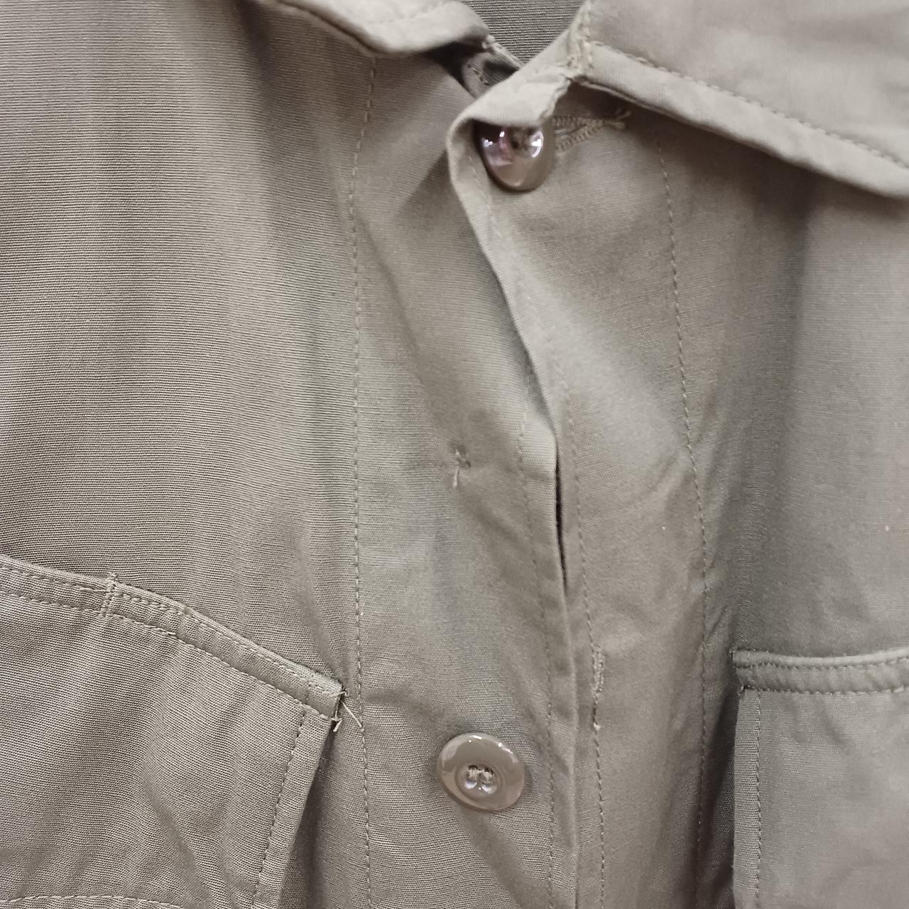 上から二番目のボタンが外れております。