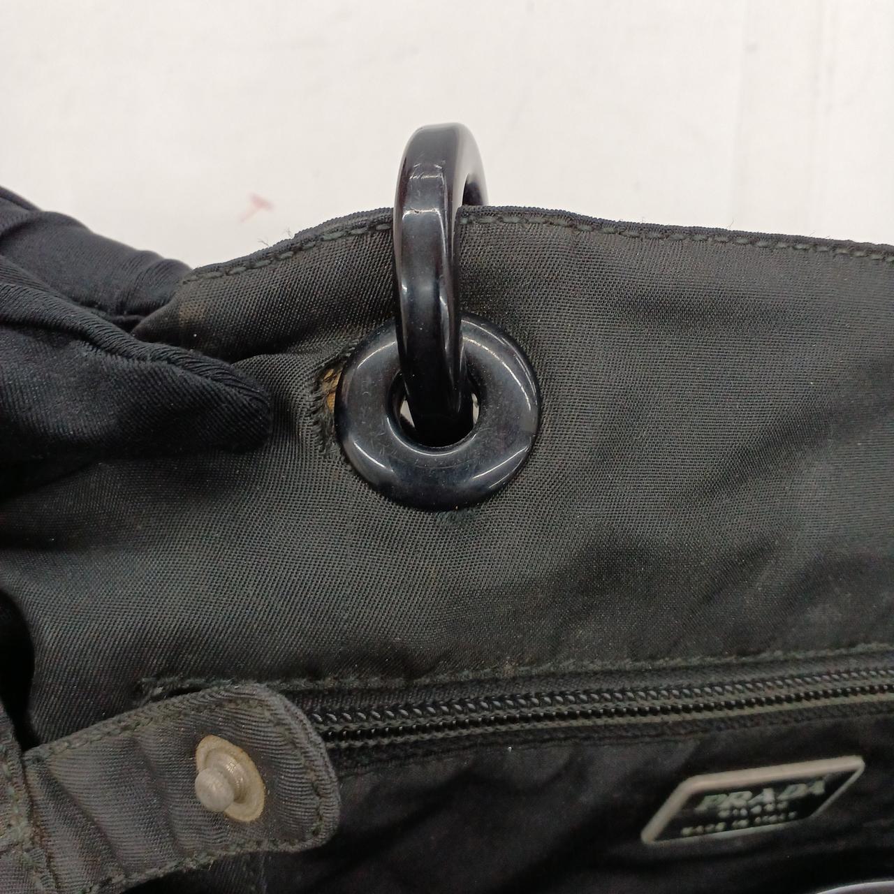 持ち手具裏面に破れがございます。