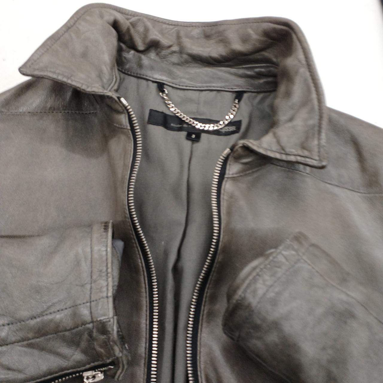 襟ぐりや袖に使用時のシワやスレあり