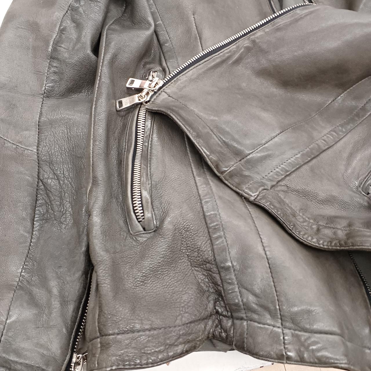 裾や袖にスレやシワあり