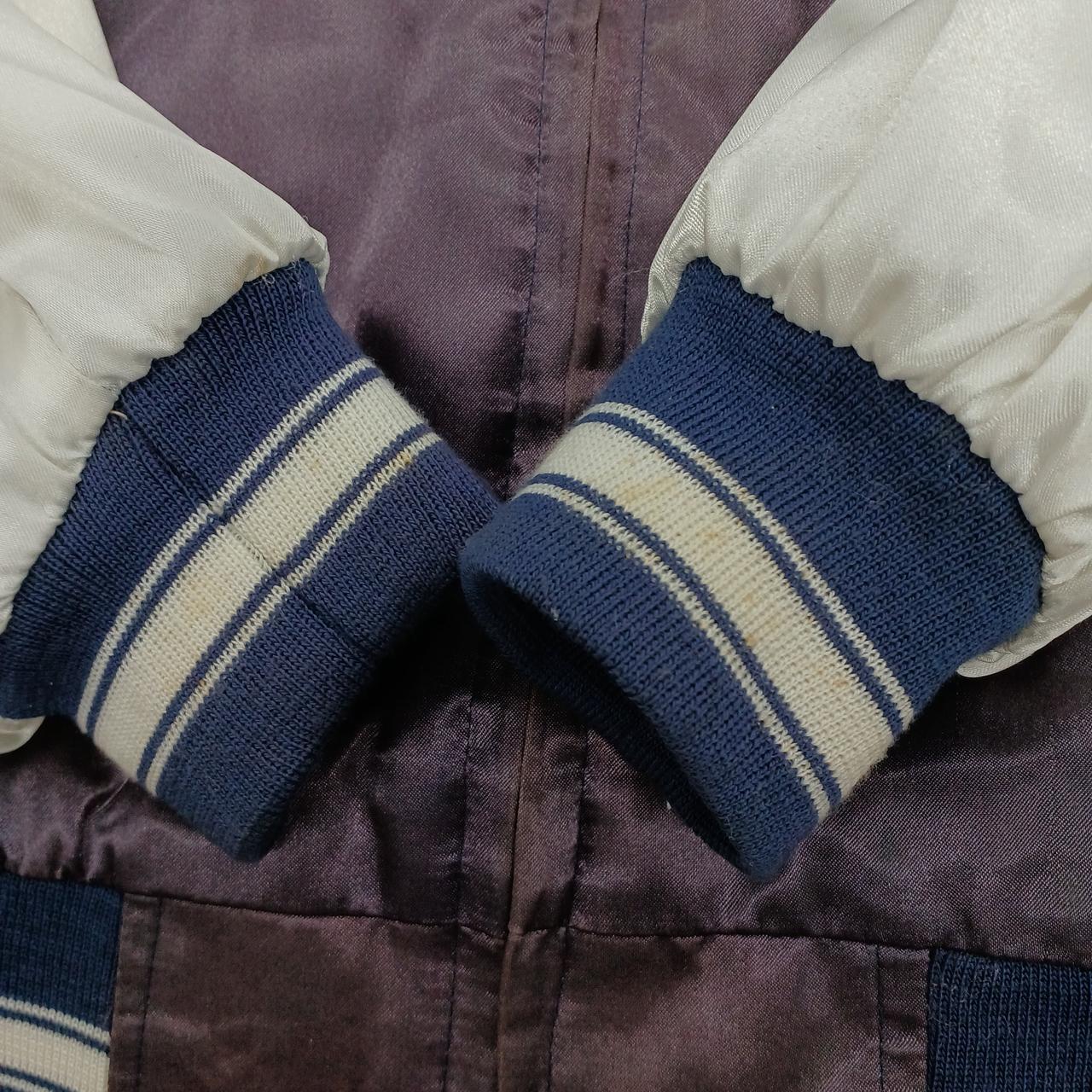 袖口に黄ばみ汚れあり