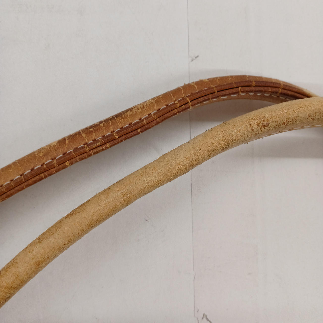 持ち手汚れ、ひび割れあり