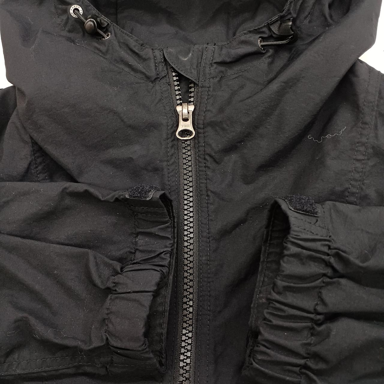 襟元や袖口に色褪せあり