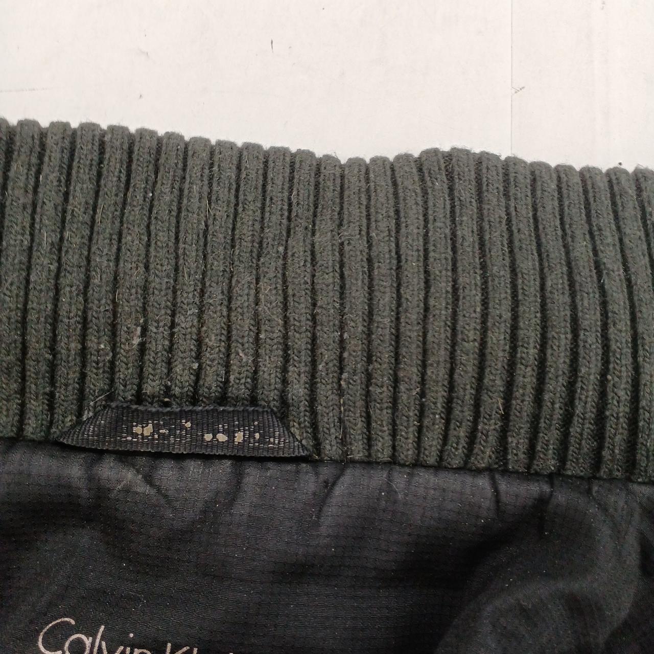 襟ぐりに色褪せや毛玉あり