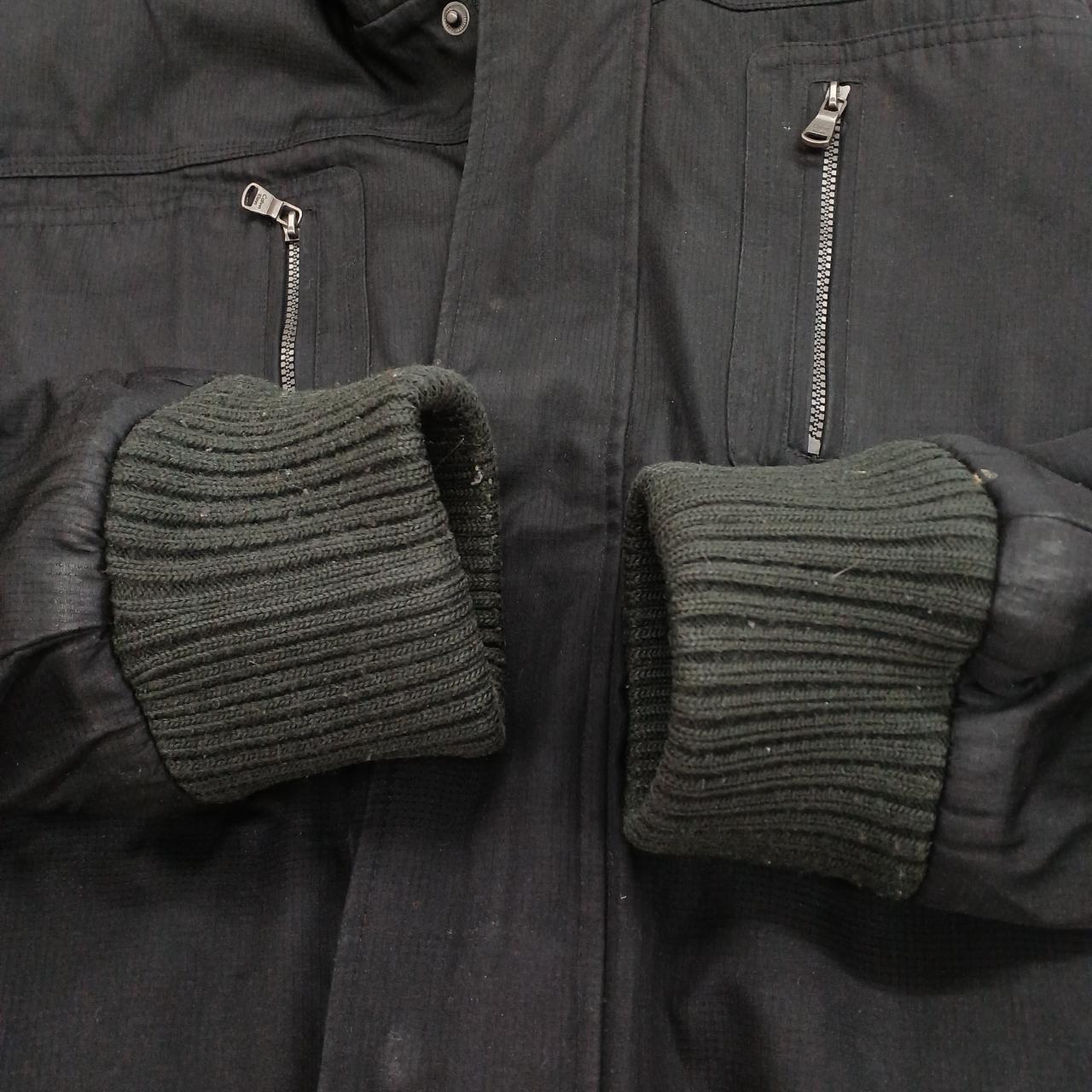 袖口に汚れや毛玉あり