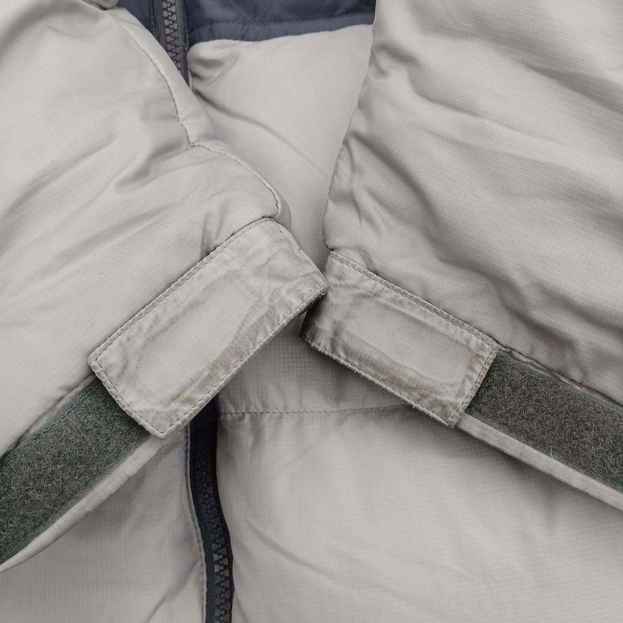 両袖に汚れがございます。