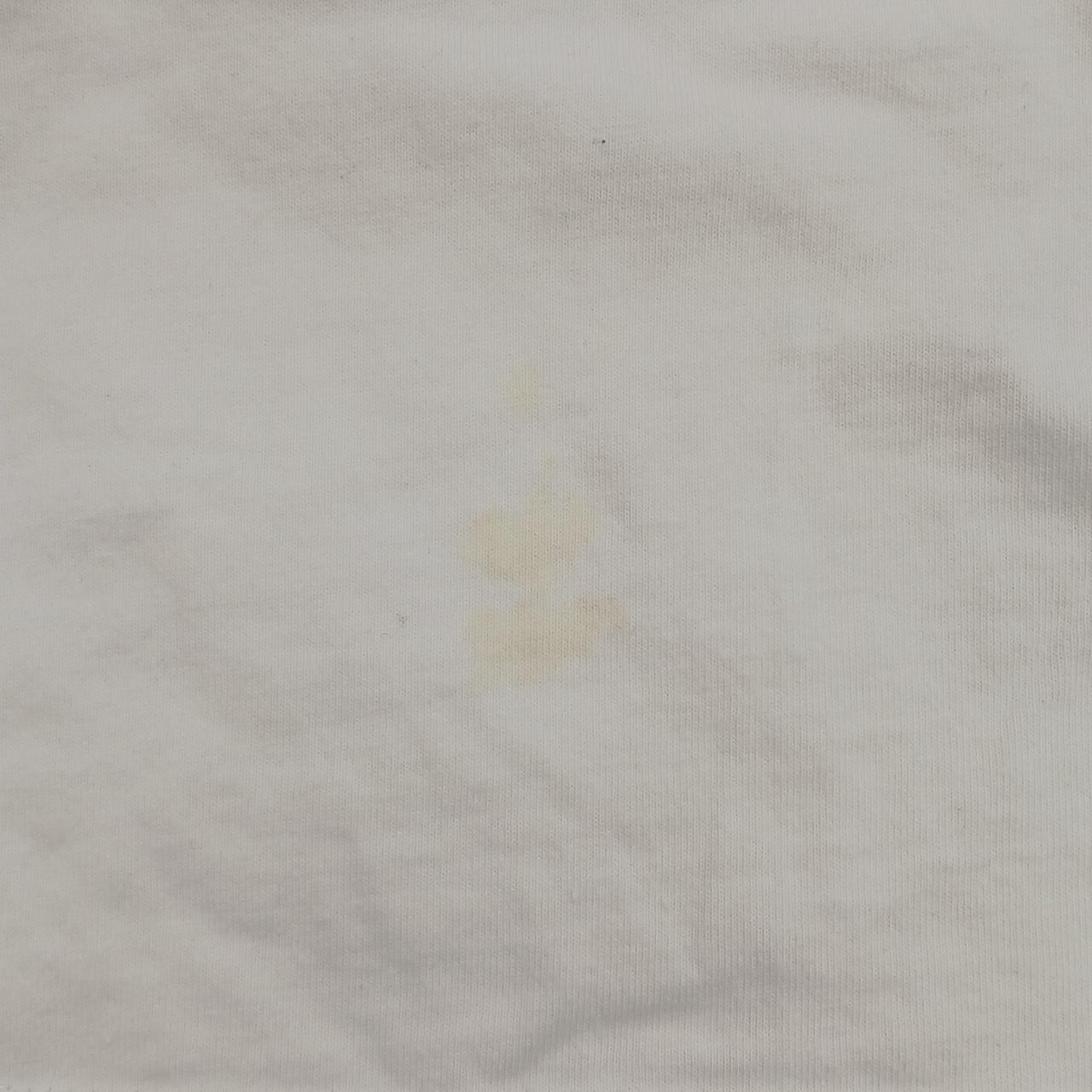 表面下にシミがございます。