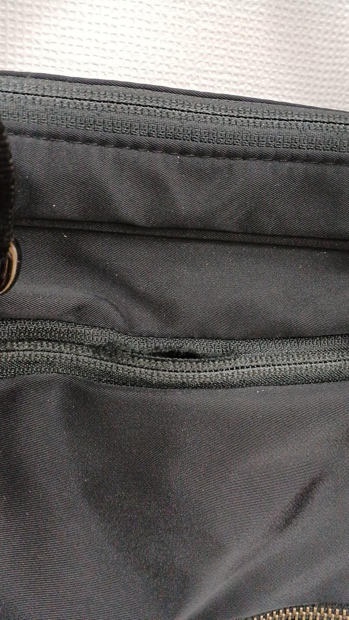 ジップ上破れ