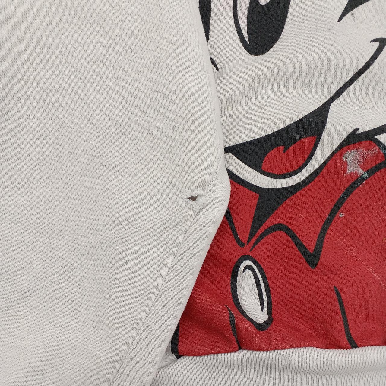 右袖内側に破れがございます。