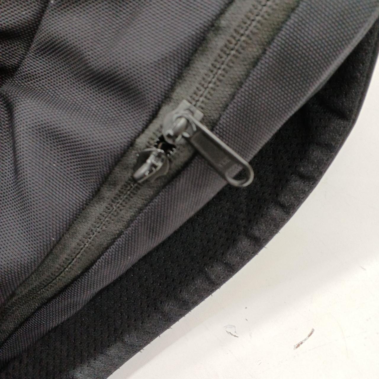 ファスナー部分の欠損