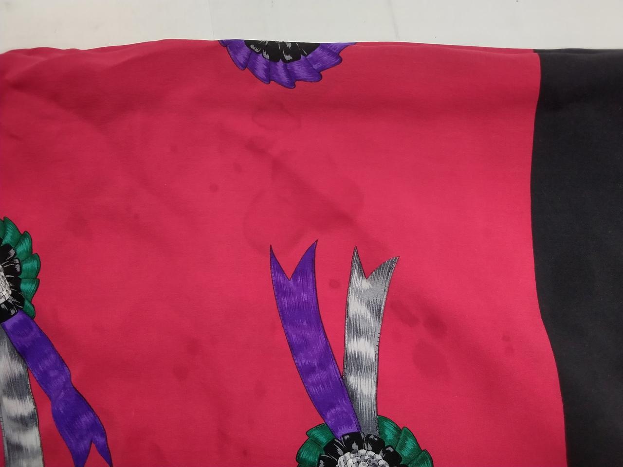 シミがございます。