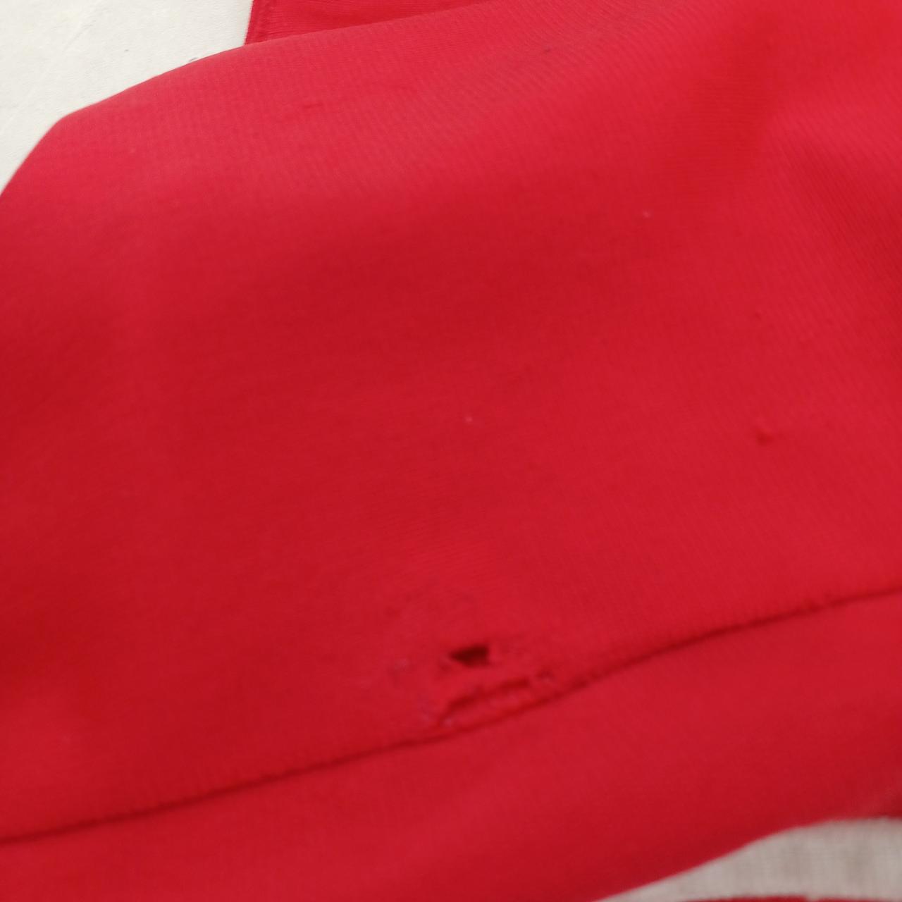 左膝辺りに破れあり。