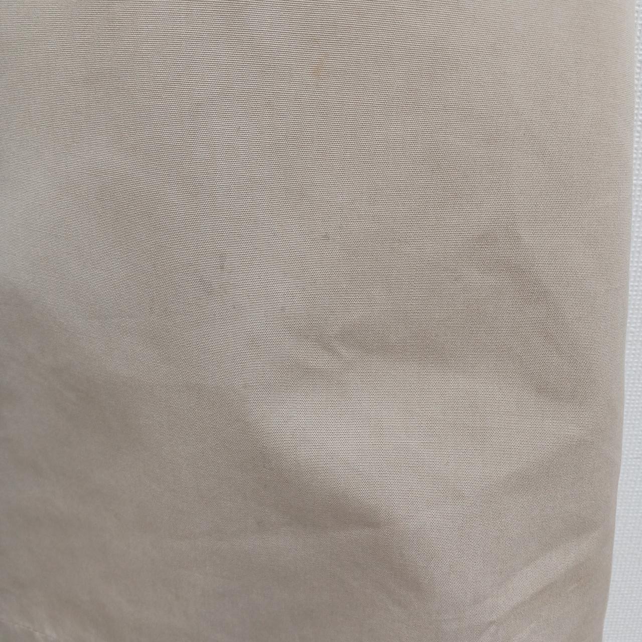 細かいシミやお汚れございます。