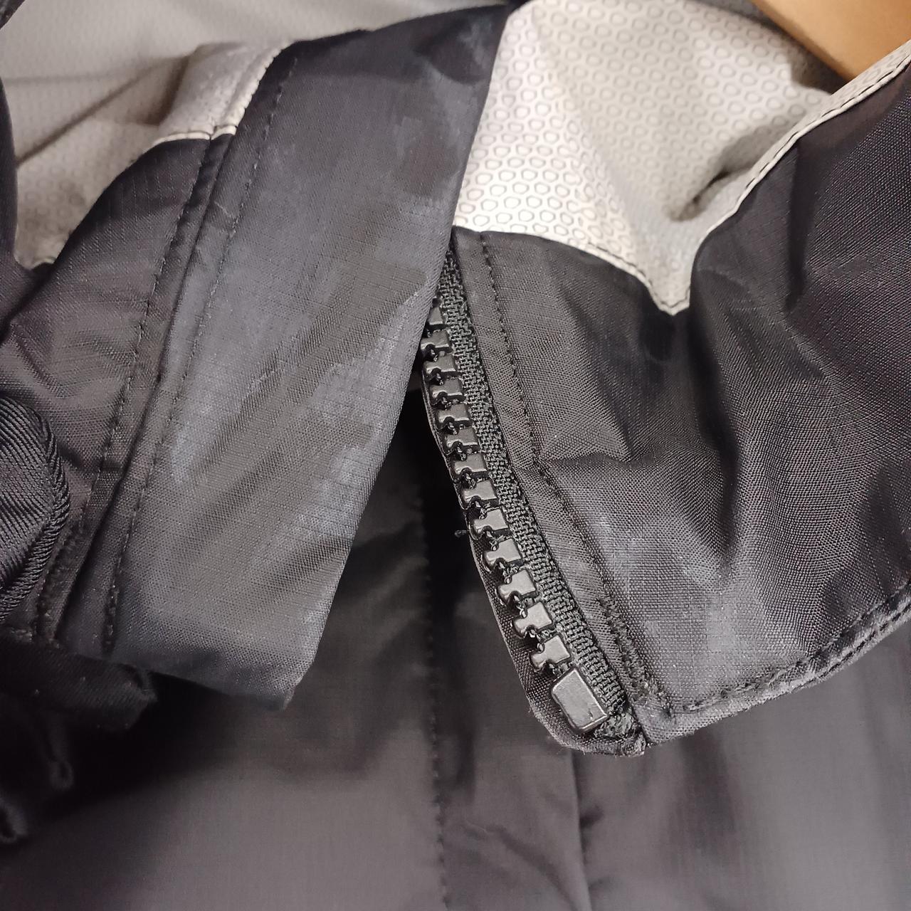 首もと汚れあり