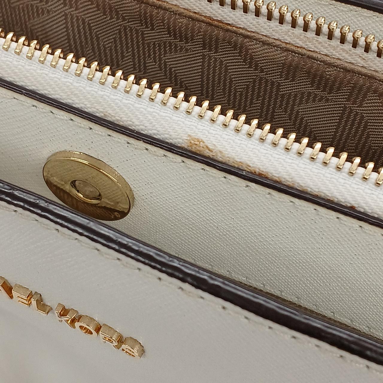 ファスナー部分お汚れございます。