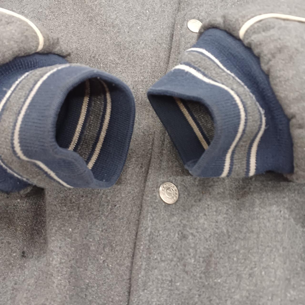 袖口に色褪せや毛玉あり