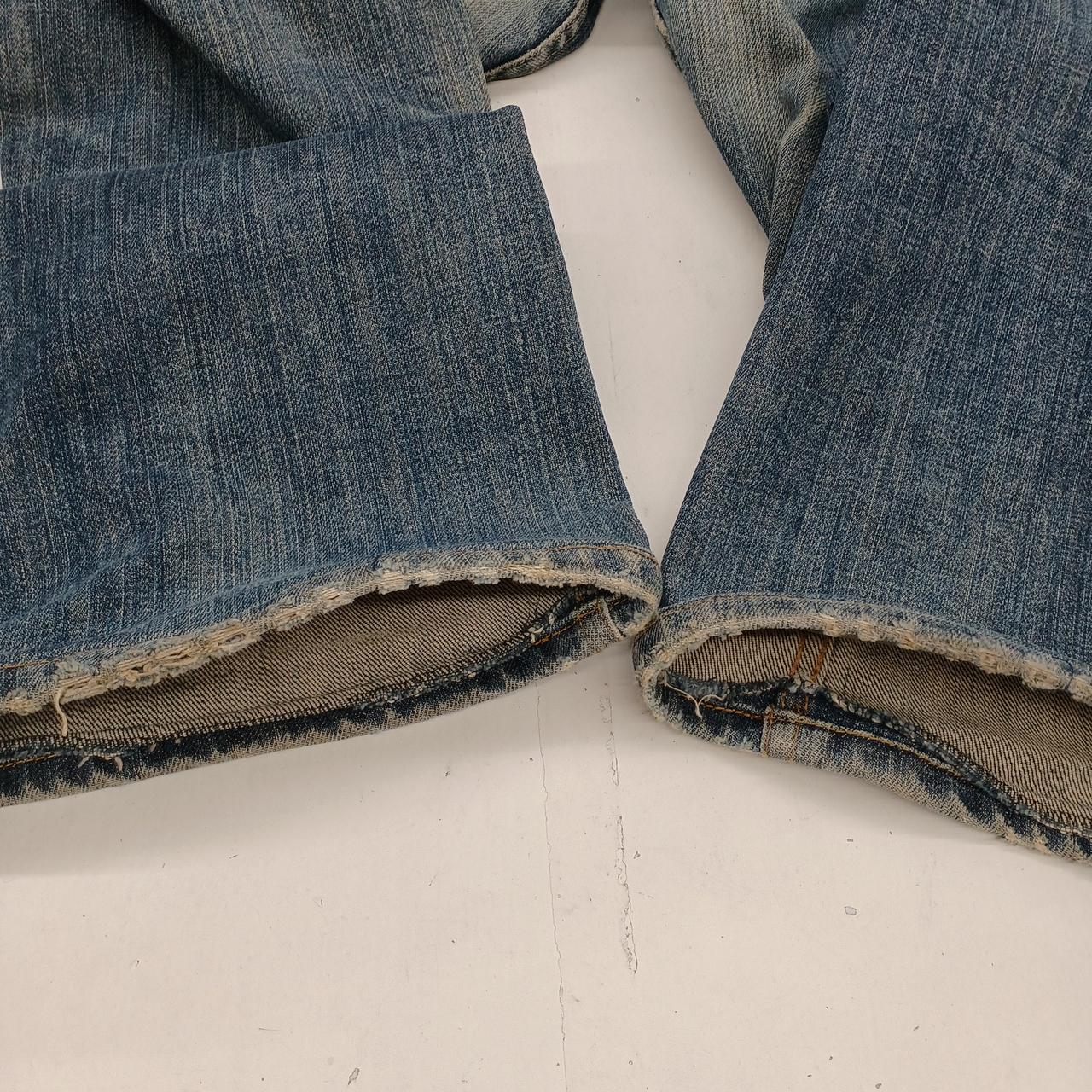 裾に破れダメージあり