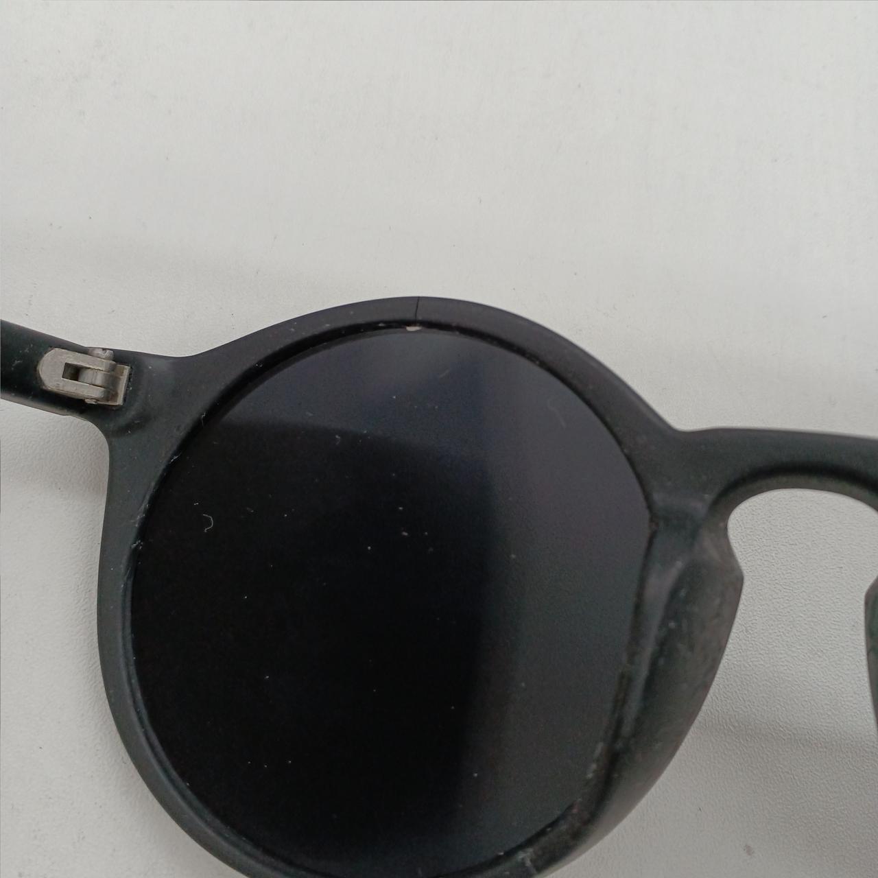 左目側に小さい亀裂あり