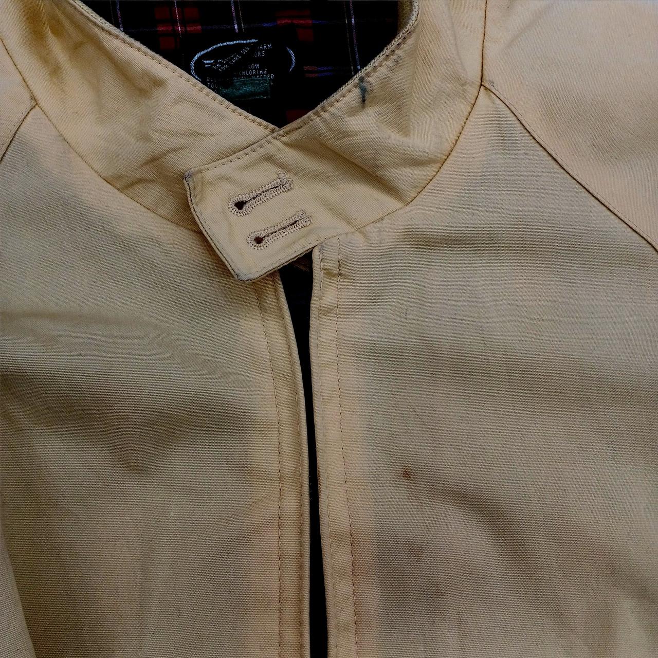 襟元と身頃に汚れあり