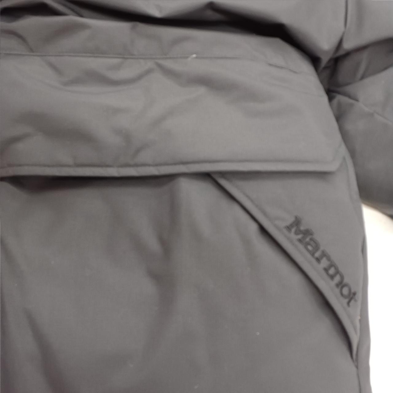 左側ポケットにロゴがあります。