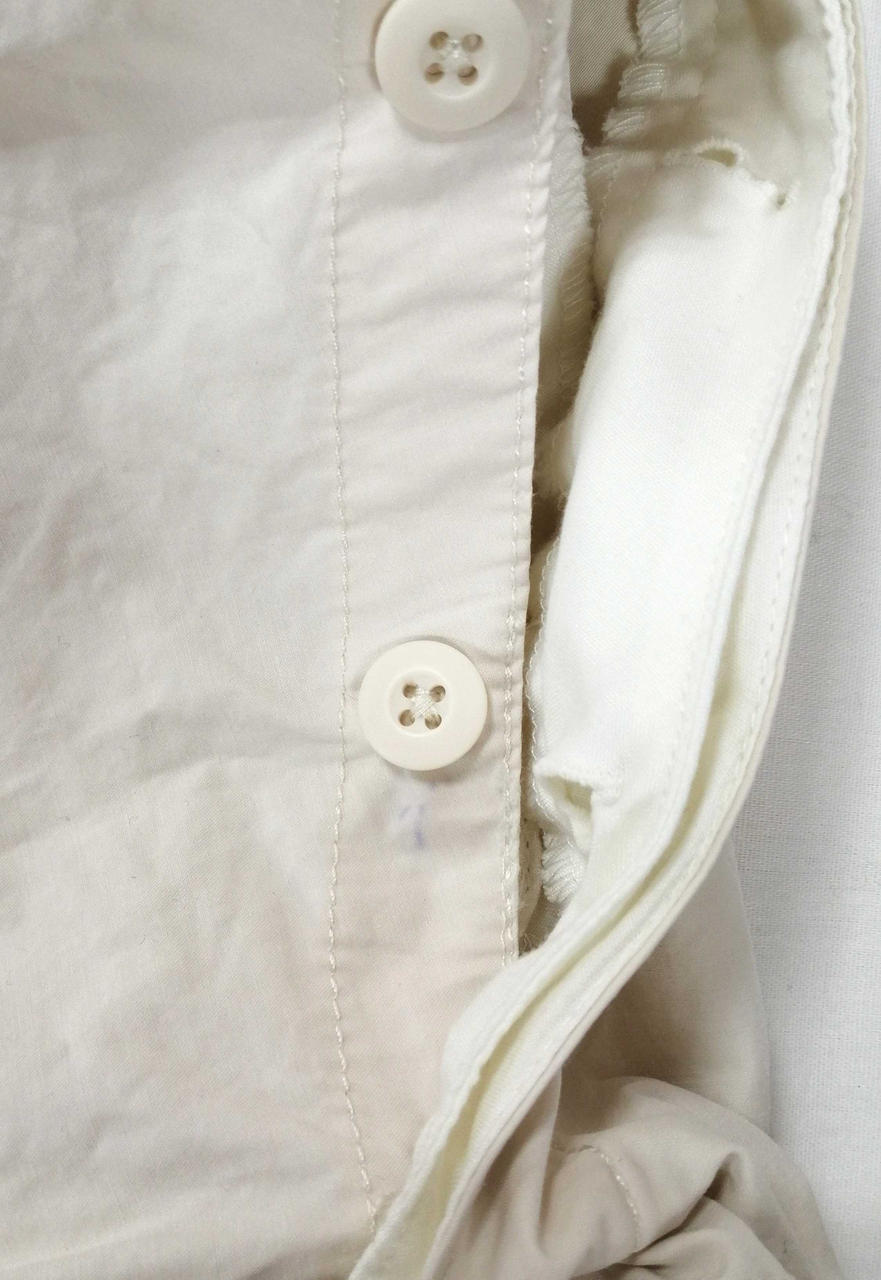 隠れる位置の袖ボタン変色有り。