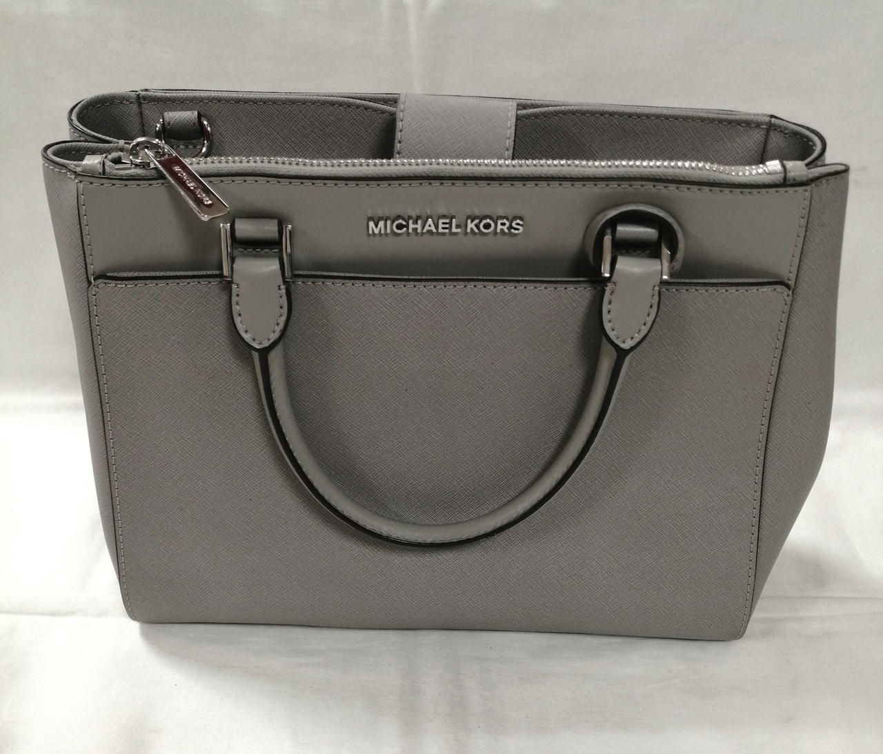 全体的に使用感がございます。