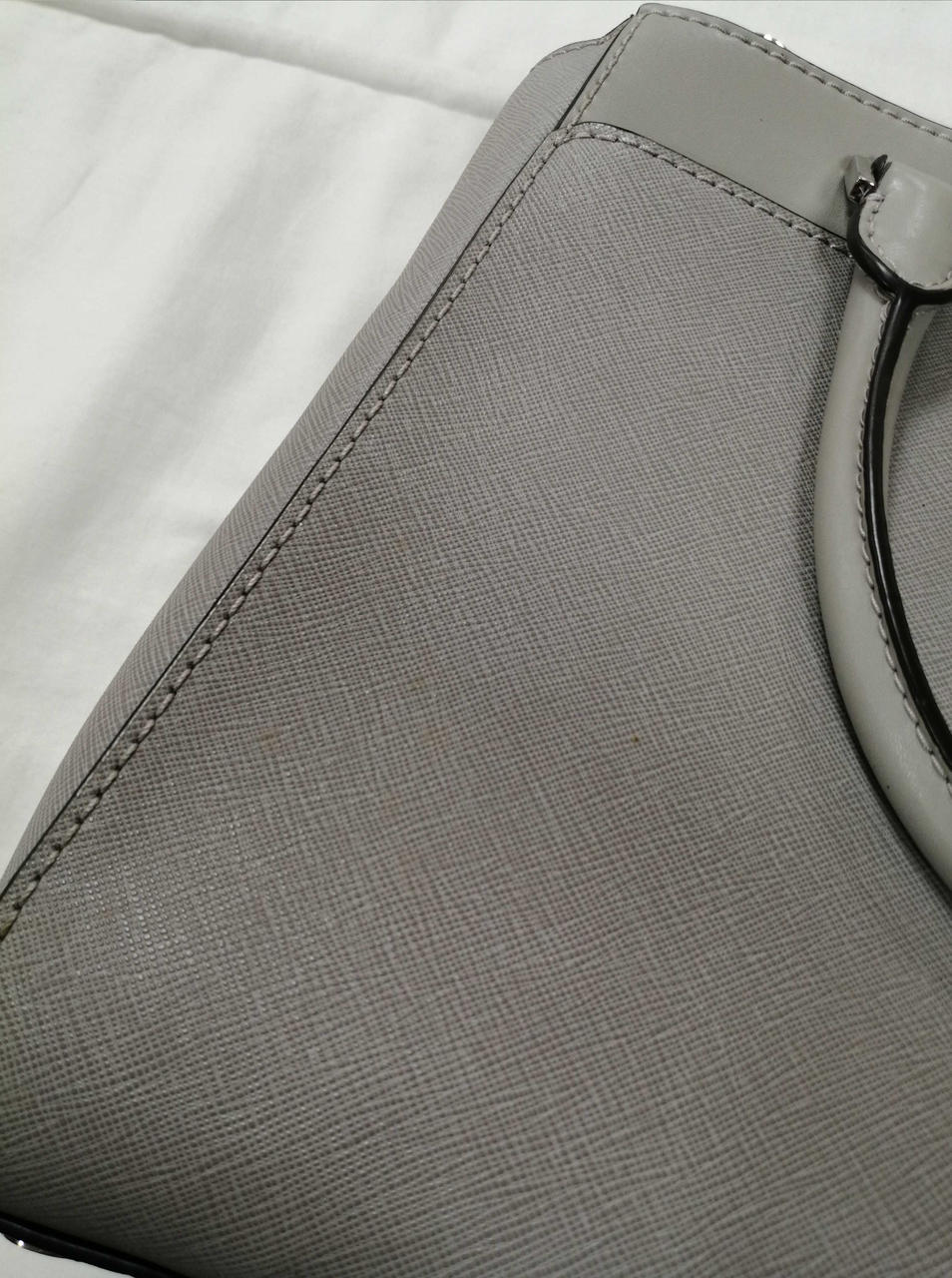 目立ちづらいですが汚れがございます。