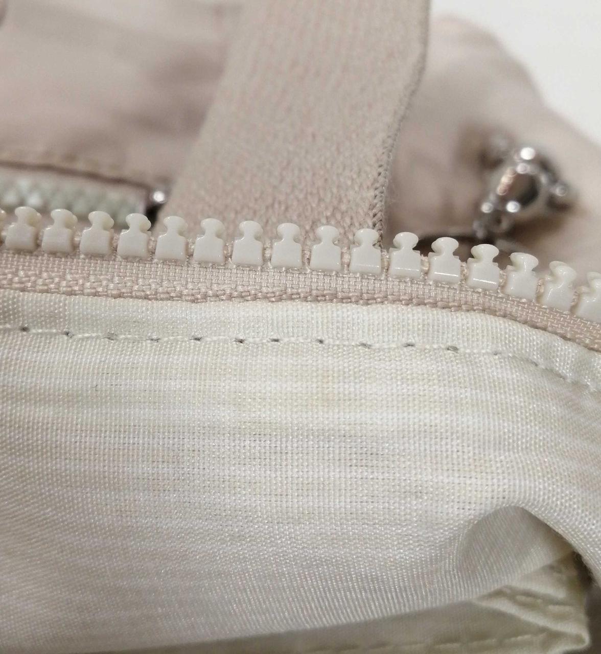 うっすらと汚れのようなもの有り