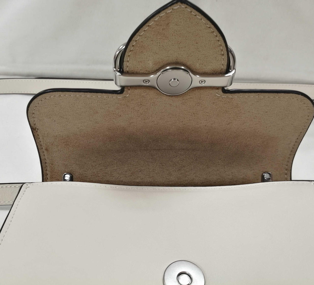 蓋裏側のフチ汚れ有り