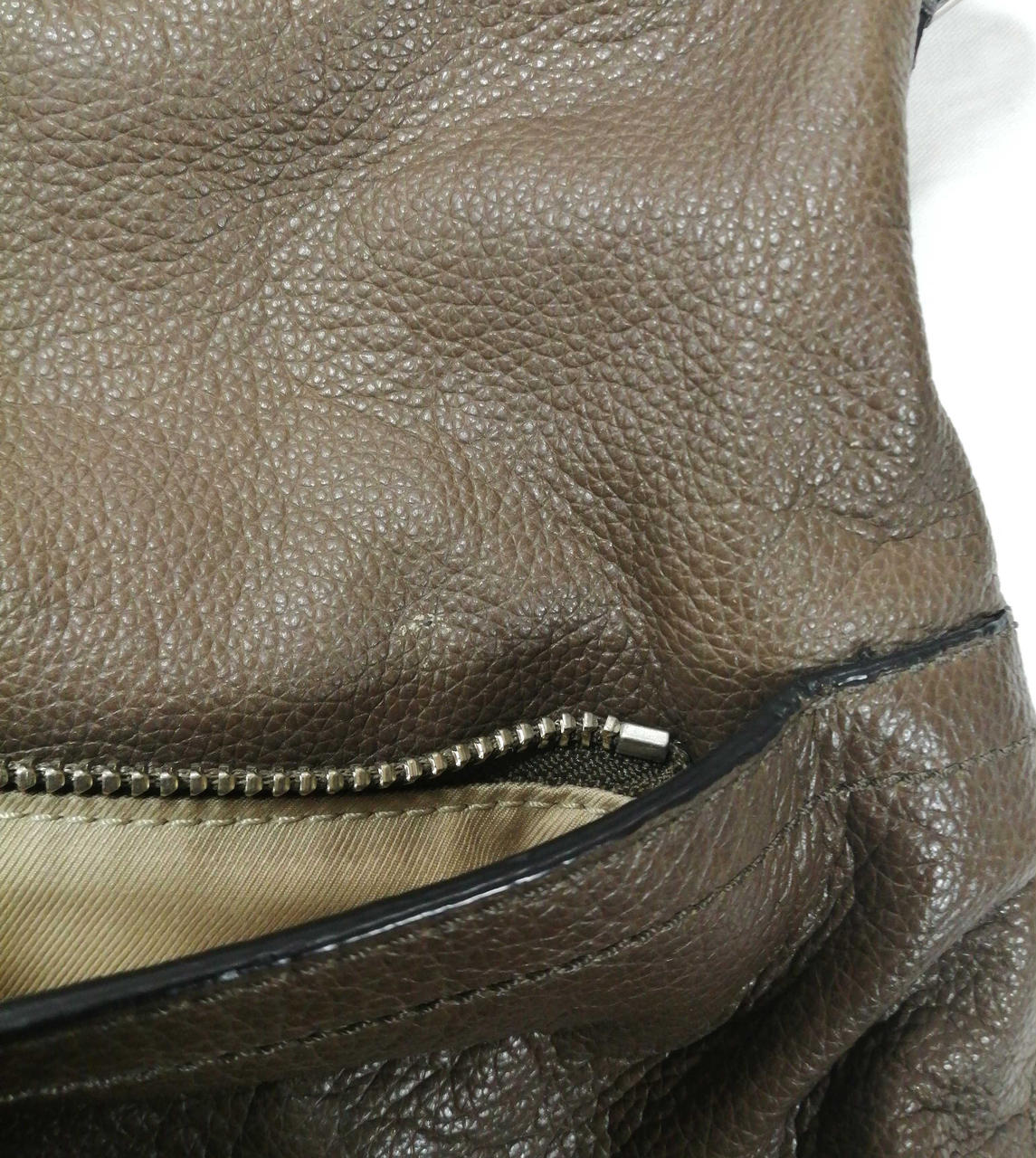 フロントポケット付近キズ有り