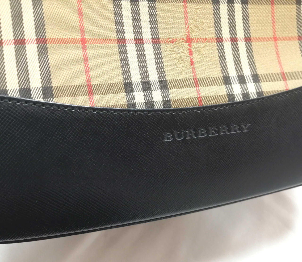 光の加減で白っぽい汚れが見えます。