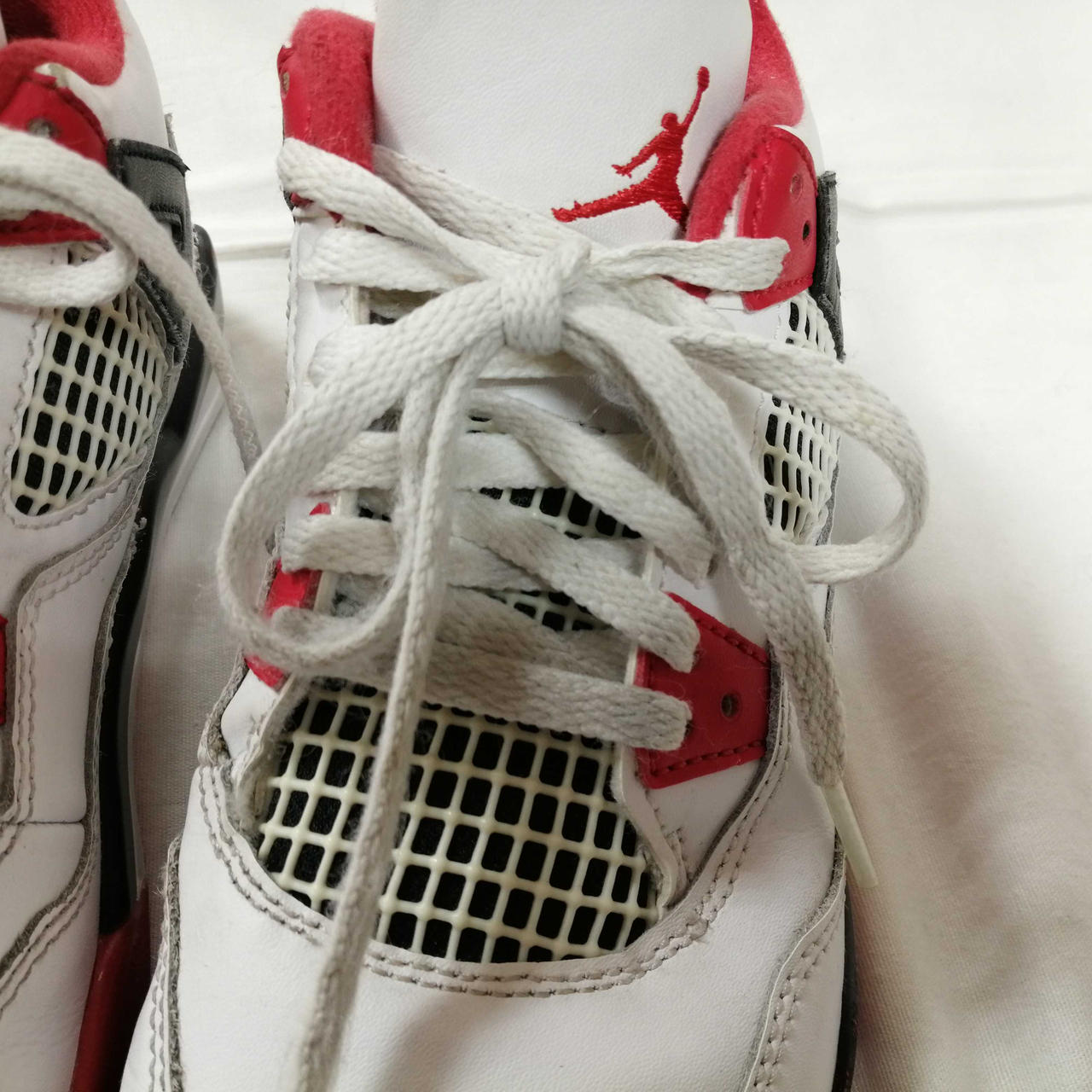 紐汚れ、毛羽立ち有り