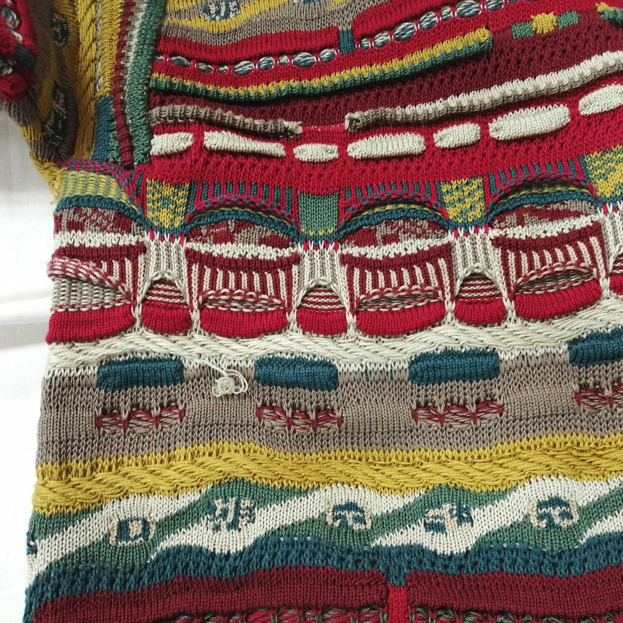 背面腰付近にほつれ有り