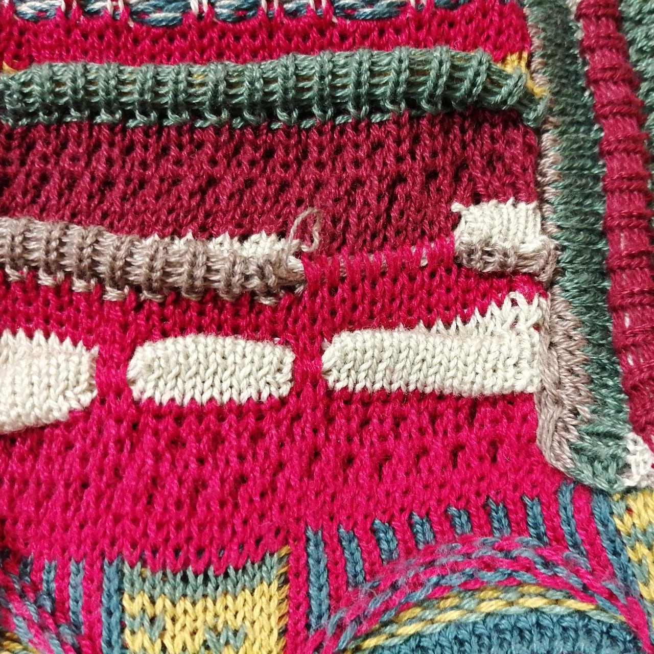 背面脇付近にほつれ有り