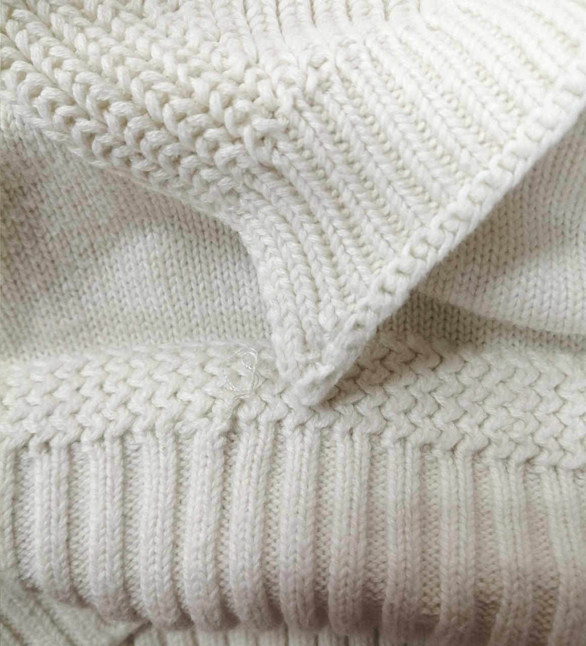 ほつれ有り、糸が取れてます。