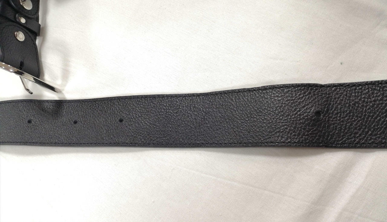 自分で開けたような穴有り