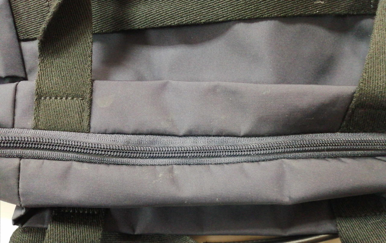 ファスナー横汚れ有り