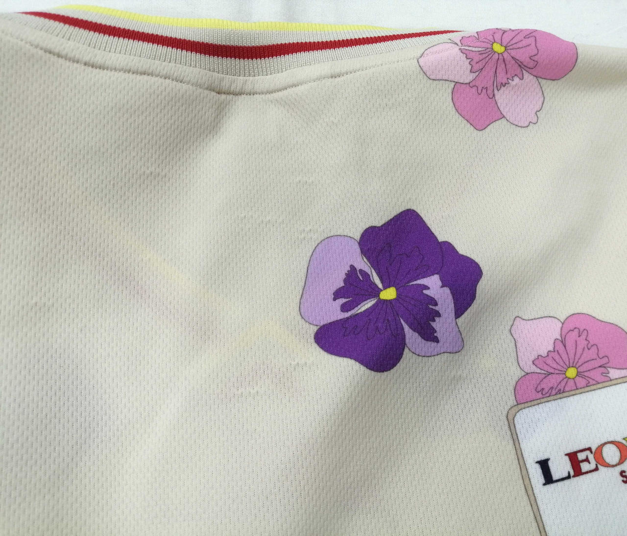 襟を中心に生地がボコボコしております。