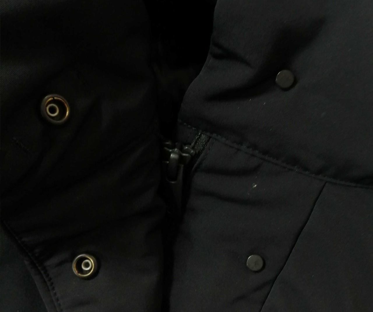 首元チャックのあたりに汚れ有り