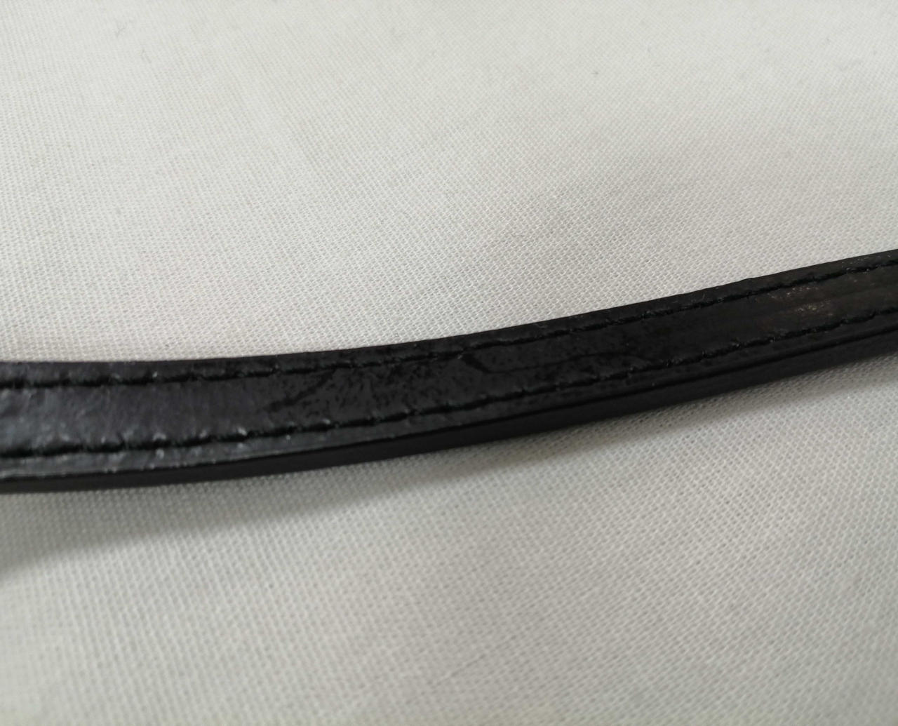 ショルダー部分にも若干のキズ有り