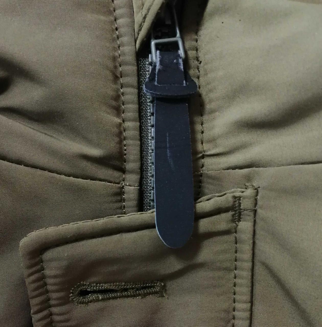 チャック部分ヒビ割れ有り