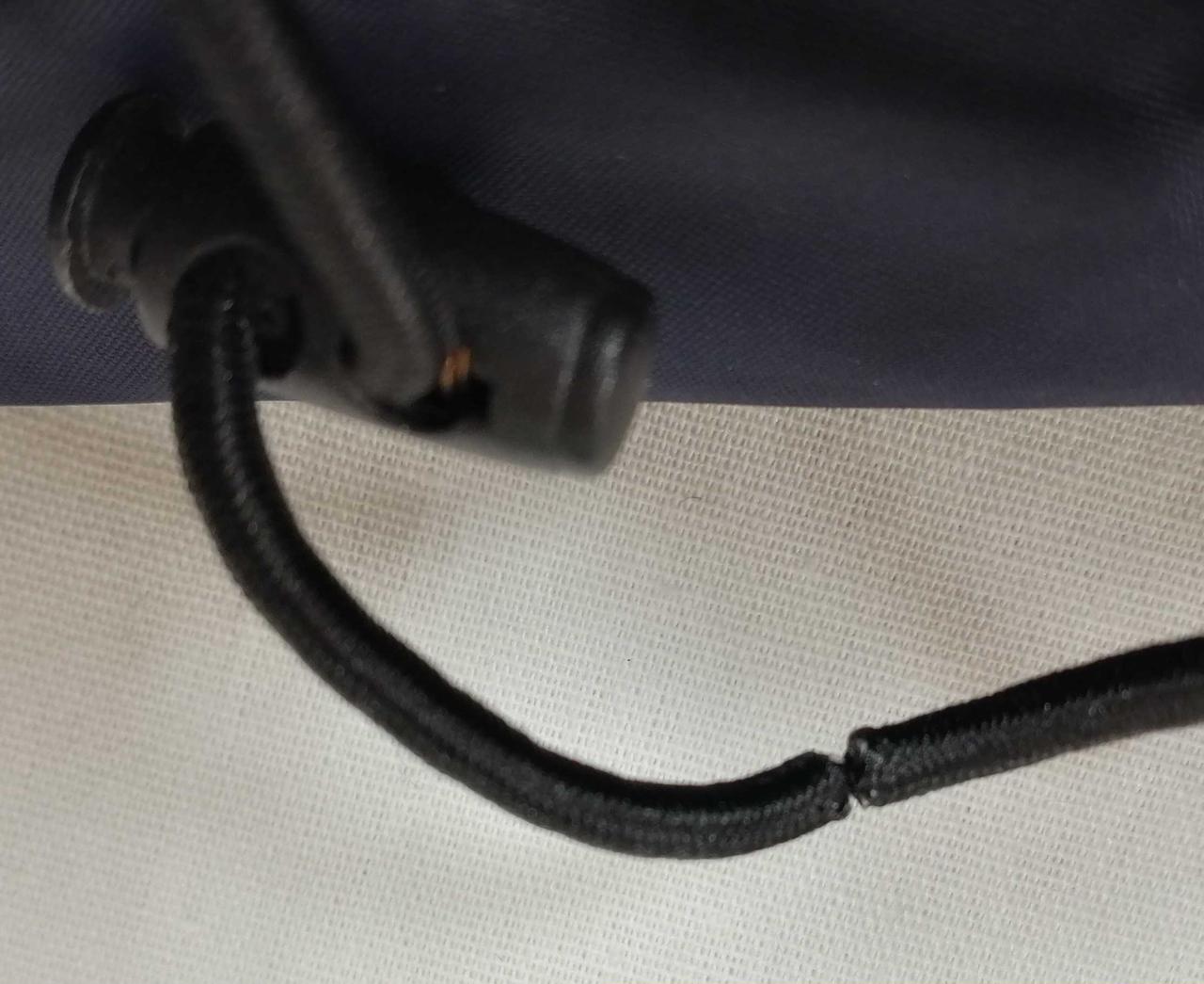 裾の紐切れかけ