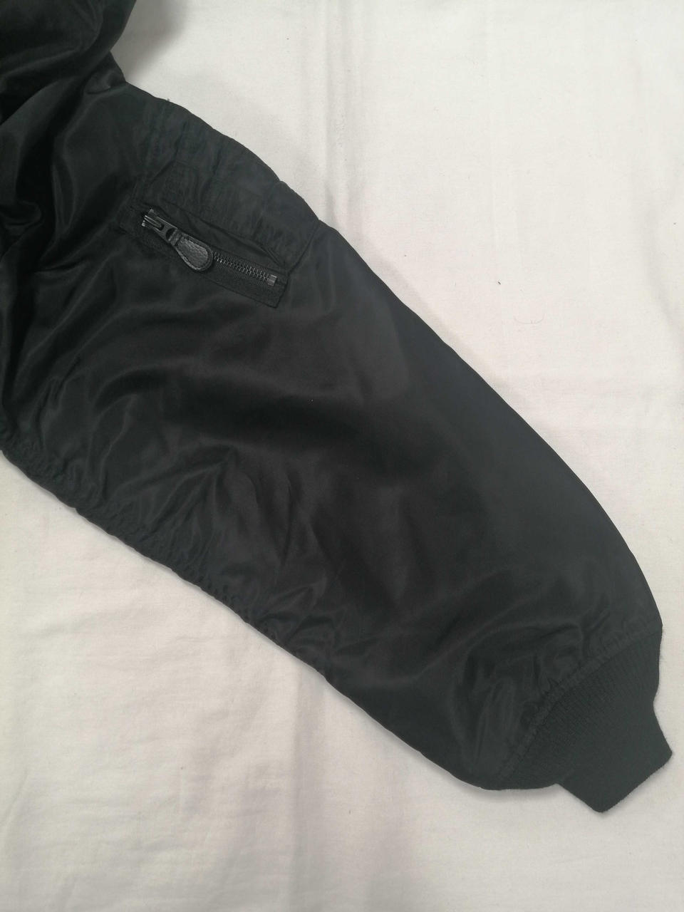 左腕部分チャック付きポケット有り