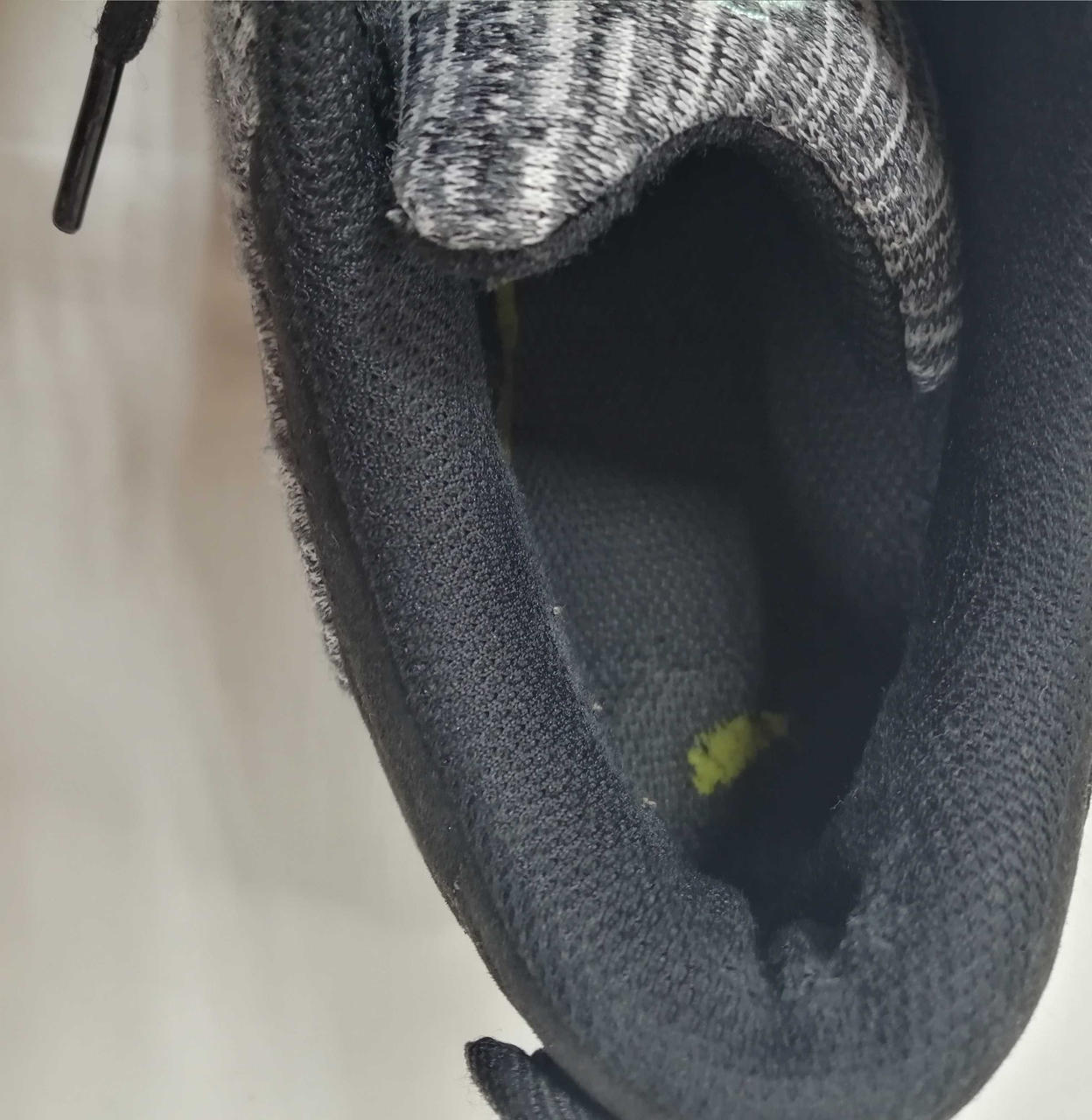 右足かかと部分剥がれ有り