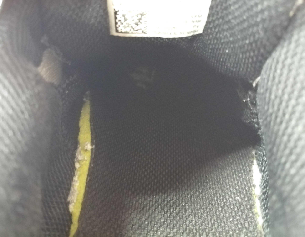 右足先端あたりにも剥がれ有り